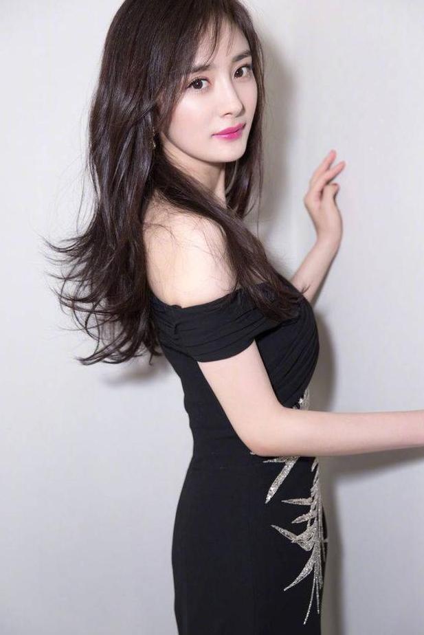 杨幂身材真好，露肩裙女人味爆棚，网友：美的冒泡