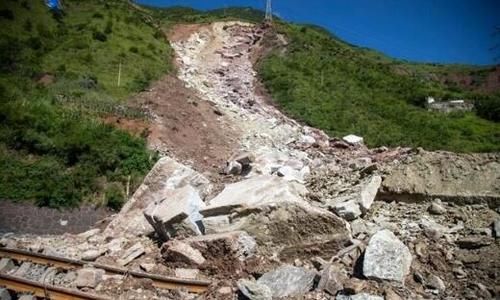 【最新】四川甘洛岩体崩塌17人失联 为啥搜救情况不理想