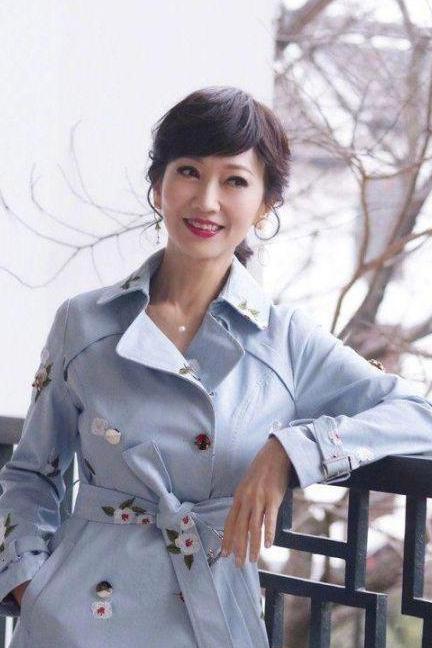 赵雅芝真会玩！穿牛仔紧身裤露脚踝，网友：身材超赞！