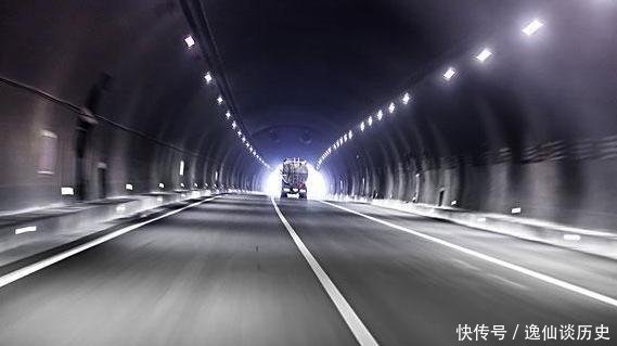  「高速」为什么老司机高速上“见洞走左侧”新手往往都不懂，看