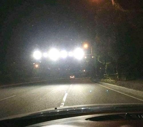  「开夜车」三下双闪什么意思？老司机：公认的灯语，不认识别开夜车