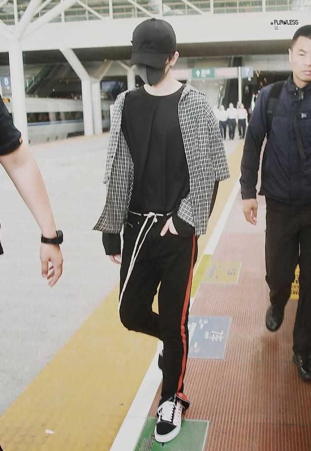 明星奇葩穿着!蔡徐坤鞋带当腰带，杨幂牛仔裙倒穿!