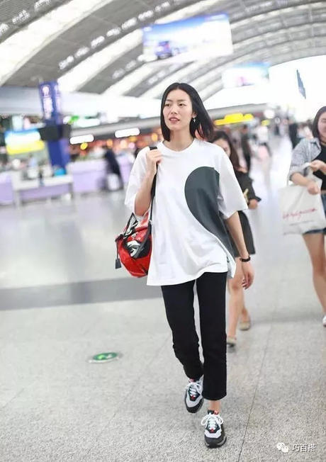 刘雯真会穿，简单搭配超模气质尽显，网友：大表姐就是不一样