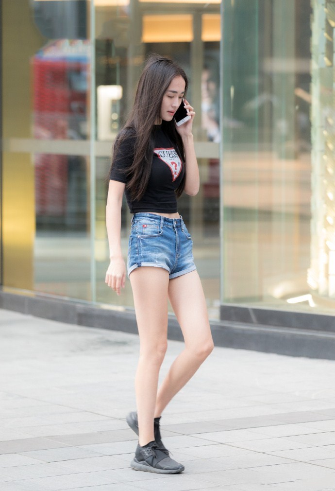 简约时尚的搭配，小姐姐既时尚又显身材，一举两得