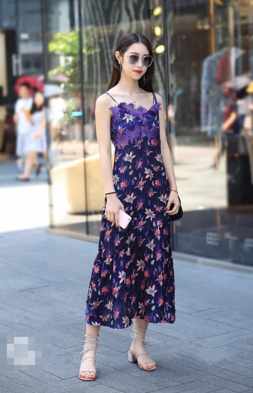 #大妈#稍不留神就像大妈的“紫苏裙”，姐超高级，被鞋拖了后腿