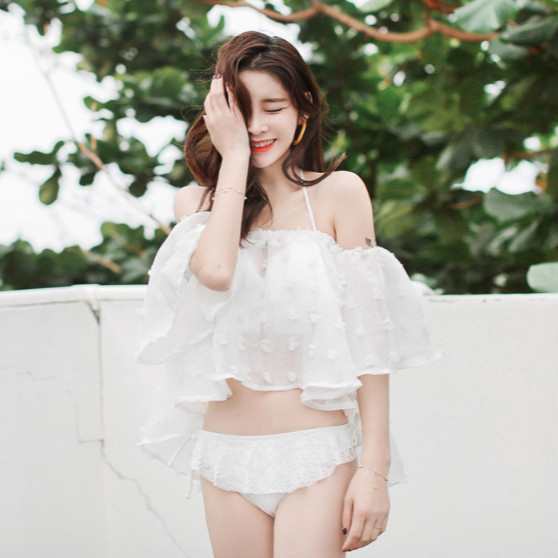 粉嫩的泳衣让女生显得格外甜美性感，成为众多瞩目的焦点