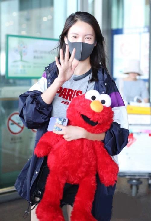 金晨素颜亮相,眼睛一笑都弯成桥了,但腿怎么看起来又肿又短?