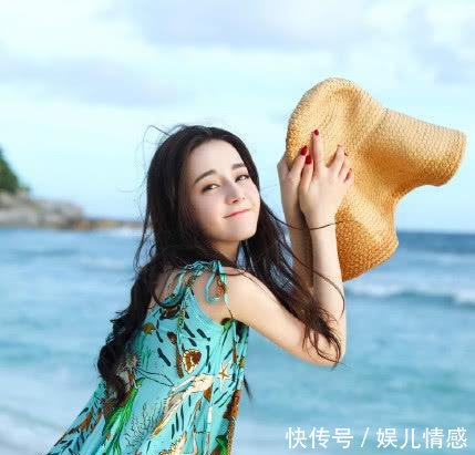 迪丽热巴一身长裙显性感，身材简直完美，五官还精致美艳！