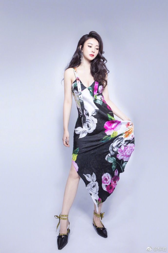 柳岩微博最新发布美照，吊带低胸长裙，尽显性感美色