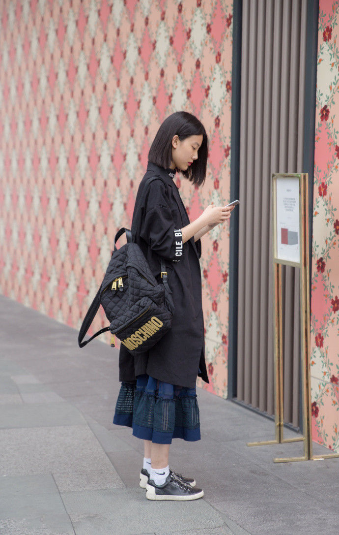 成都街拍，时尚个性的搭配，凸显傲人曲线，女生凹造型修身显瘦