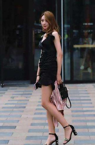 街拍：小姐姐一件白色紧身上衣，就完美的展现了女人性感妩媚