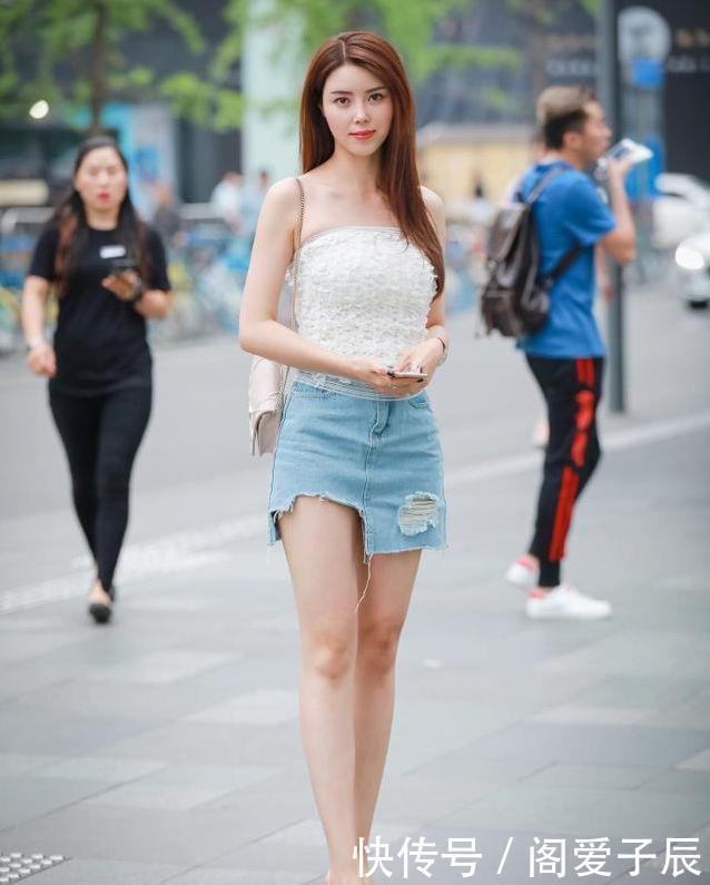 拍白:街拍白短裤+红背心,秀出修长的双腿,彰显满满阳光气息