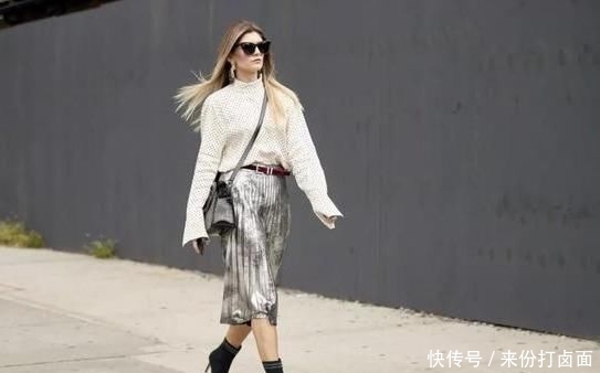  「秋冬季节」别买马丁靴了，现在流行“无痕靴”时髦显高，明星都在穿