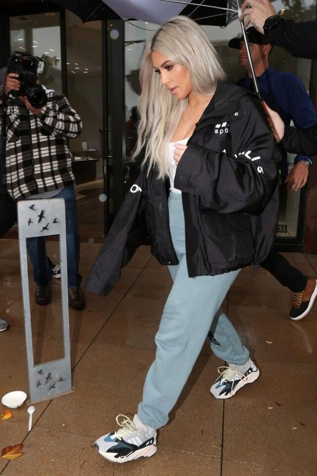 卡戴珊疯狂秀身材，就用块布打个结遮在身前，短裤紧到快被撑破