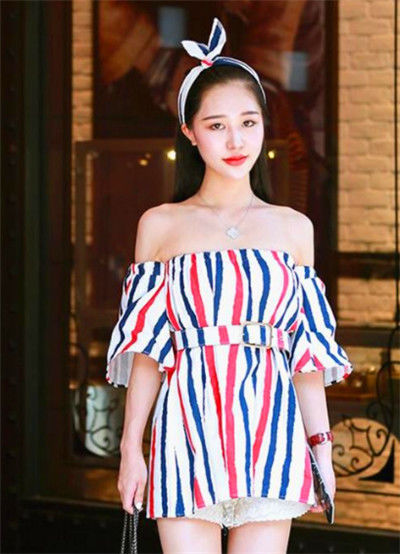 「美女」街拍:身穿白色裙装美女,身材窈窕看起来魅力十足