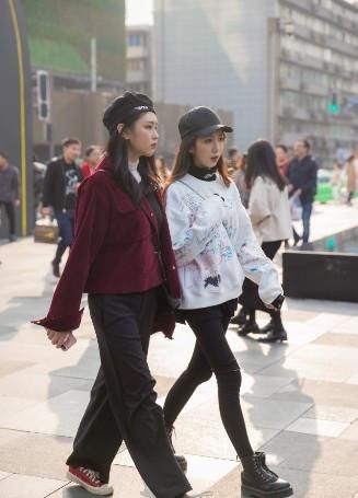  「衬衣」路人街拍，小姐姐搭配一件黄绿色的衬衣，显出一种清新自然美