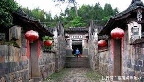  #暗藏#400年前的民宅，竟暗藏地下石室发现百箱金银和百坛好酒！