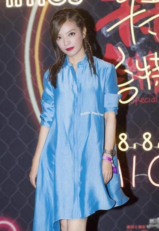 赵薇为了美, 剪掉一半裙摆来秀腿, 网友: 真想把另一半也给剪掉