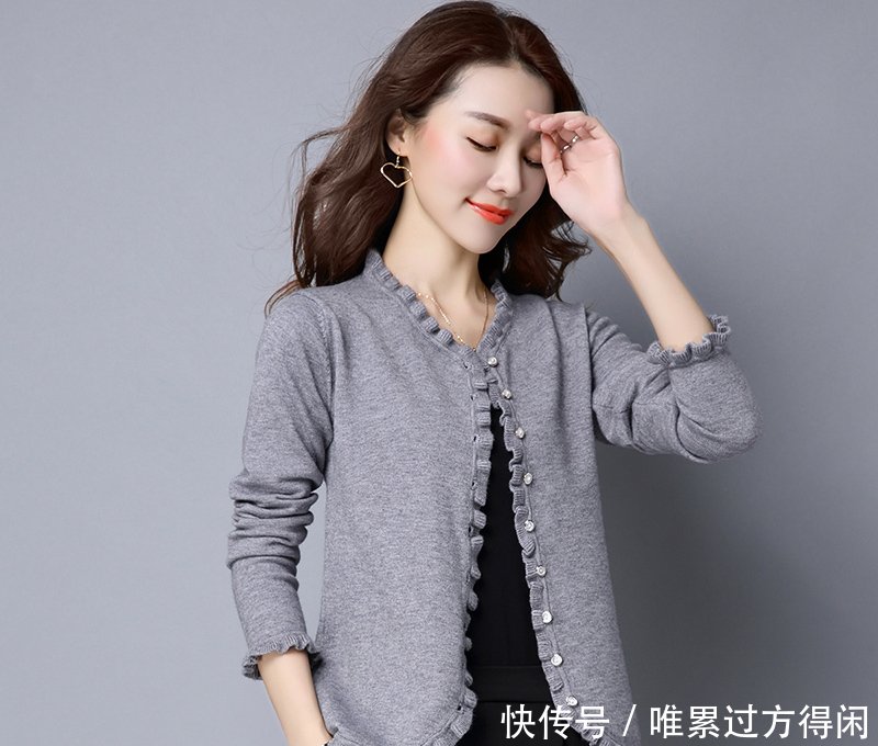 小脚裤赶紧扔了吧!现在早秋流行:针织衣+烟管裤,更显高级美