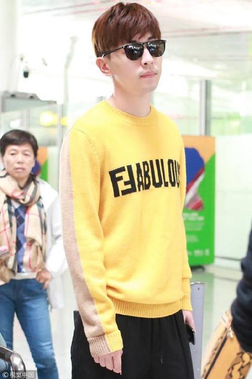 邓伦启程米兰时装周，机场大秀一番与粉丝挥手告别