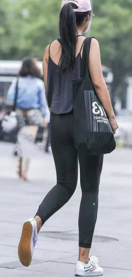 婴儿肥小姐姐运动紧身裤勾勒丰腴线条，一张娃娃脸显得肥而不腻