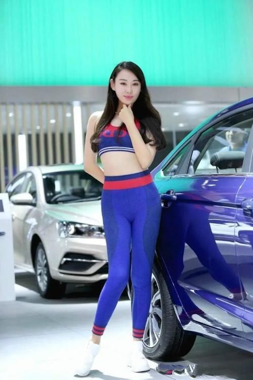  [个性]街拍：打底裤个性中彰显时尚，突出女神风格，大气又迷人