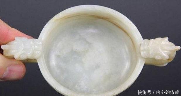 农民种地挖到“硬物”，清洗后珠光宝气，专家让他面如黑土