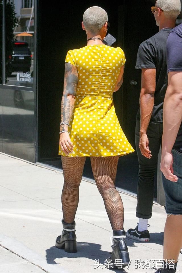 美国平头性感辣模出街，这腿粗得跟腰一样 网友:真是放飞自我