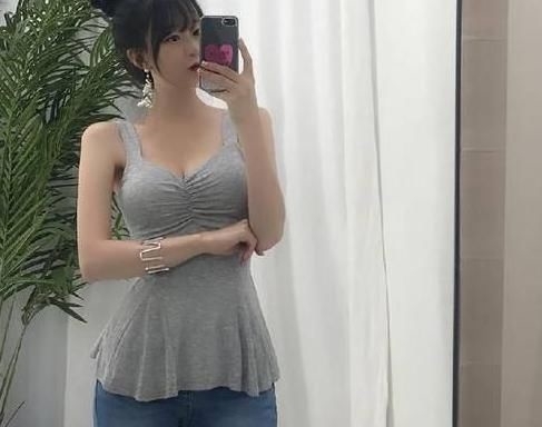美女■高挑迷人的牛仔裤美女,展现女性的玲珑身材!