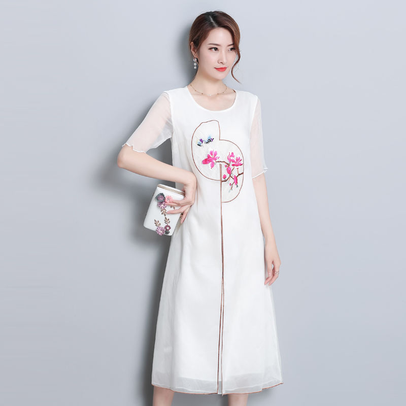 这连衣裙的确有点贵，但不得不说:真洋气!四五十岁女人穿美爆了