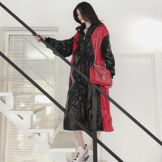 何穗身穿黑色吊带裙现身维密面试，气质十足，网友：仙姑白到发光