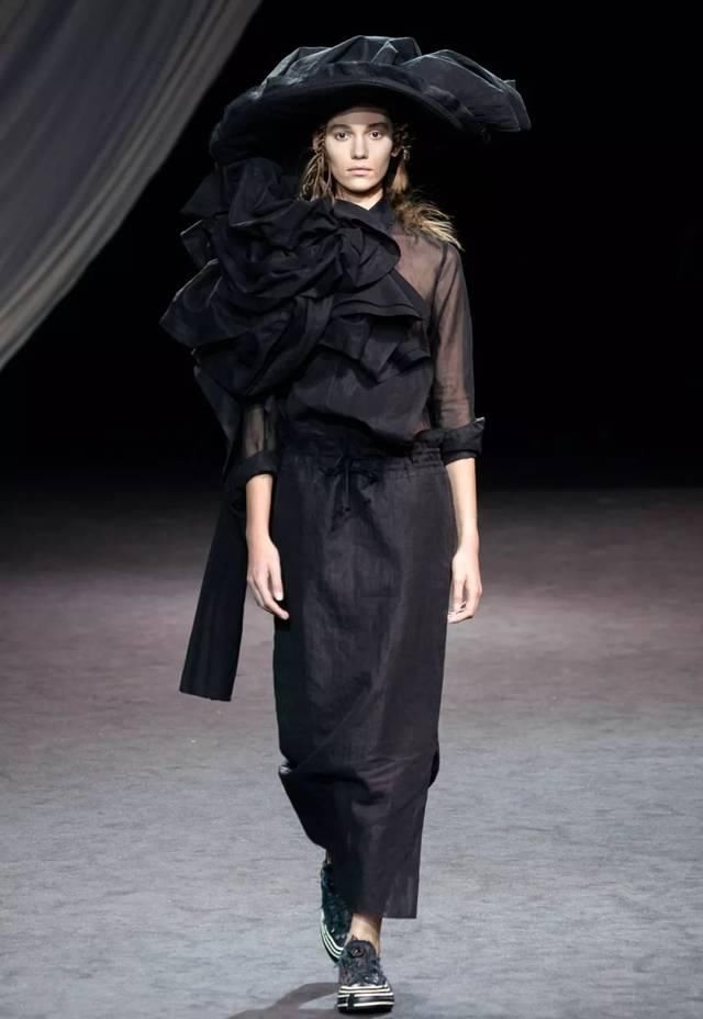  时装秀：Yohji Yamamoto 2020 春夏时装秀：山本耀司的黑色诗意想象