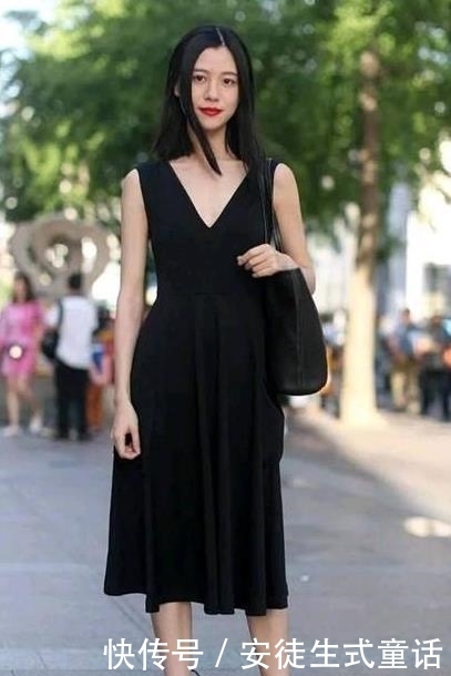 『美女』街拍:婀娜多姿的美女,一条墨绿色连衣裙外搭牛仔外套,时尚气质