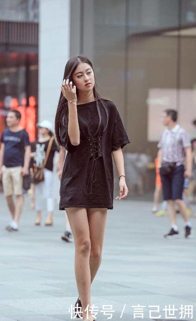 【 更是】小姐姐身材高挑,黑色的高跟凉鞋更是增添了妩媚女人味,路人街拍