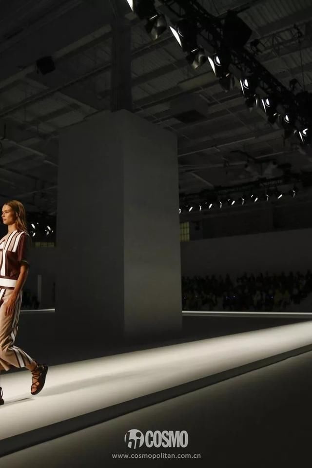 T型台｜艾玛罗伯茨这一身真好看，不过这是去看秀还是去上班？