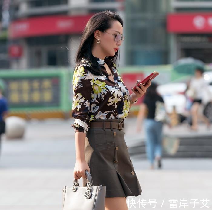  [凸显]街拍：橘色毛衣搭配A字裙的小姐姐，凸显腿长的基本搭配
