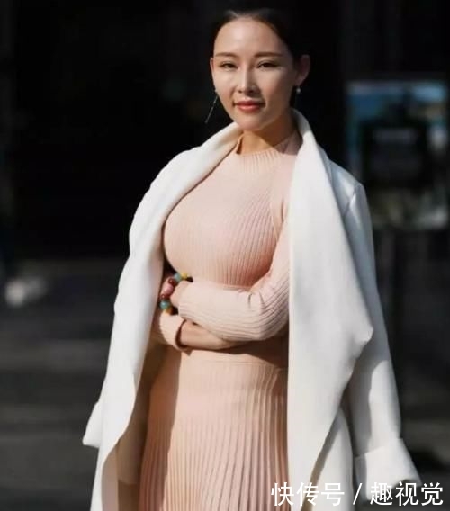 辣妈:时尚优雅,绽放出辣妈独特风范!,30岁辣妈浅色连衣裙