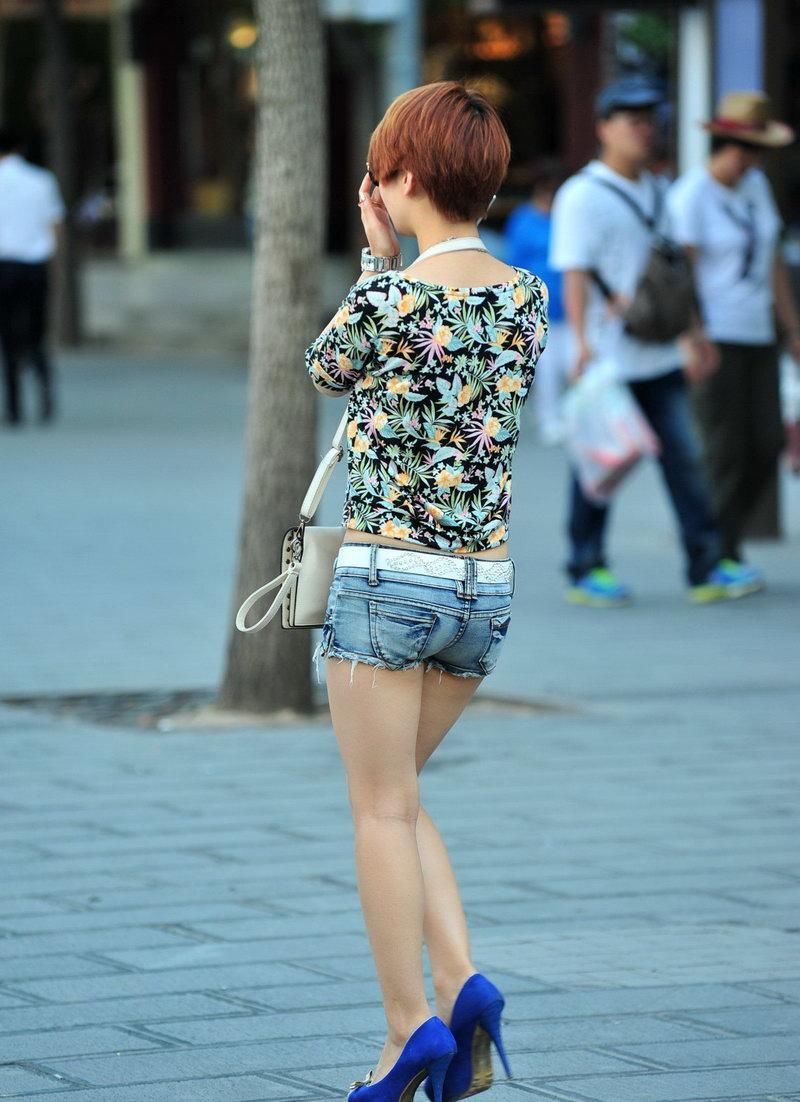 美女穿齐臀短裤,美腿诱人悠闲街拍!