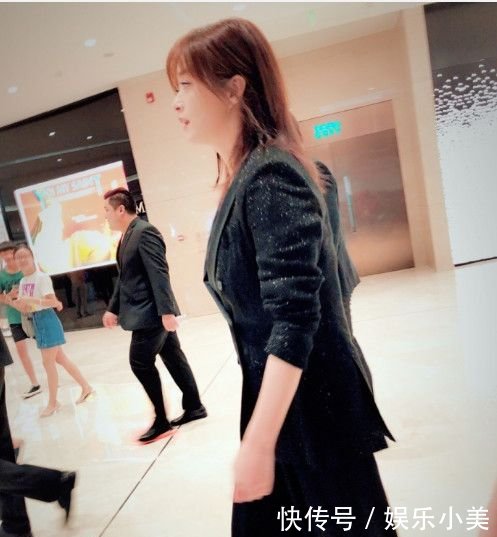 蒋欣的身材走不了时尚路，这一身搭的好混乱！