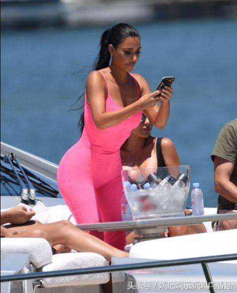 卡戴珊美炸了！这么紧的连体裤竟塞得下，网友：这身材逼死多少人