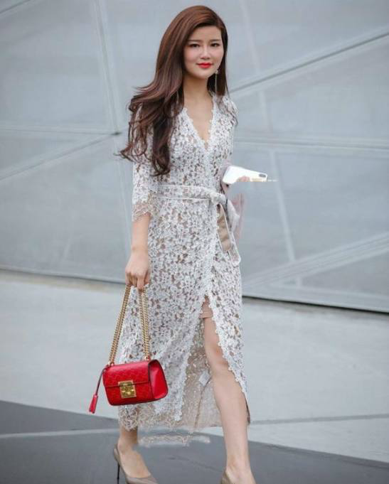 街拍，图一高颜值美女演绎性感蕾丝裙，气质突出，真的太迷人