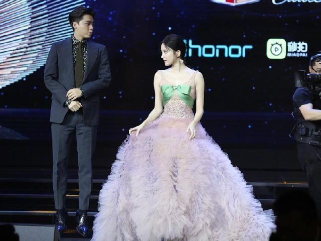 女明星同台穿粉裙，周冬雨娜扎优雅，关晓彤却美成了花仙子!