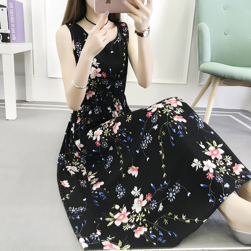 嫂子也太会穿了，三伏天就这样出门，惹得路人不禁多看几眼