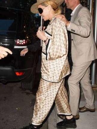 麦当娜有59岁？睡衣出街还像29岁，可脚上的鞋子出卖了她