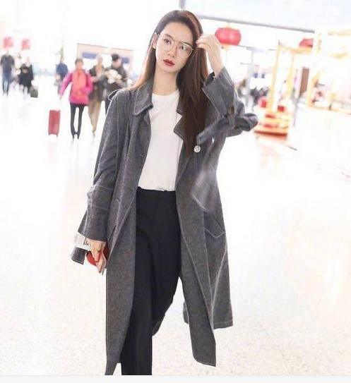 戚薇真是会穿，这丝袜和鞋成了亮点！网友:一个字丑!