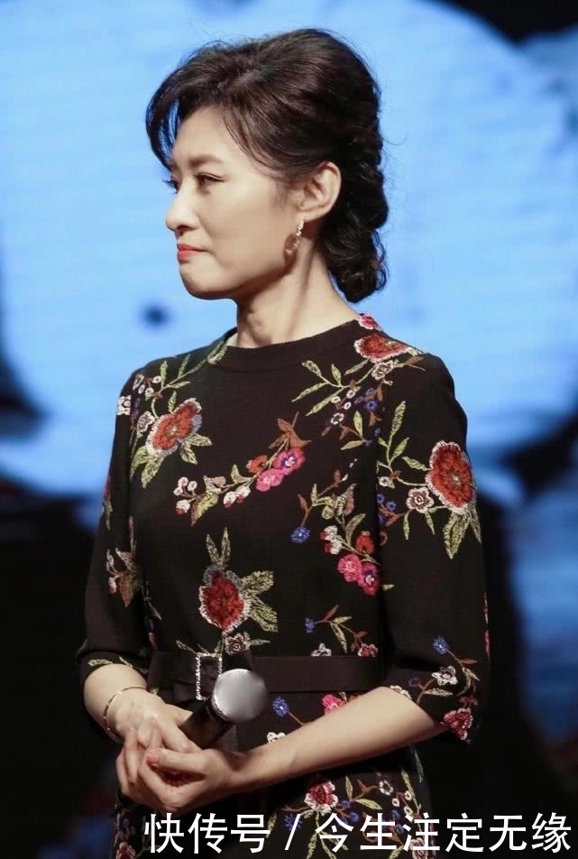  『设计使得』著名主持人周涛真会穿，穿刺绣印花连衣裙高级优雅，显东方女性美