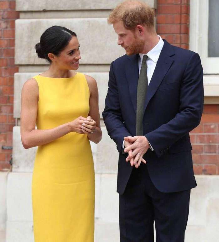 都是黄色连衣裙, 凯特王妃穿却比梅根美太多, 只因她多了这样东西