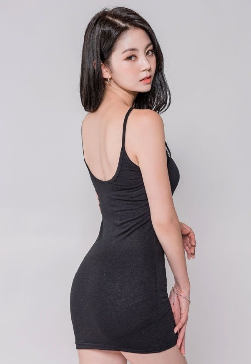 苗条靓丽的包臀裙美女，穿出潮范，活泼有朝气！