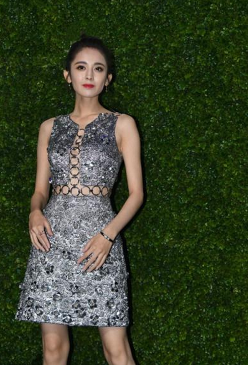 90斤娜扎与120斤蒋欣，同穿镂空裙子，一个像少女一个似阿姨