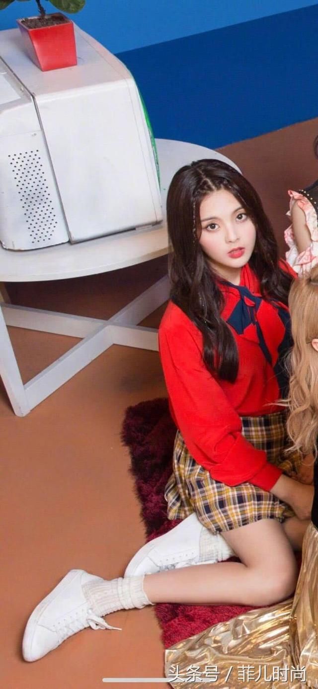 杨超越太胆大了！短裤穿成“三角裤”网友：太想红了吧？